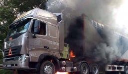 Xe đầu kéo đang lưu thông bất ngờ bốc cháy ngùn ngụt